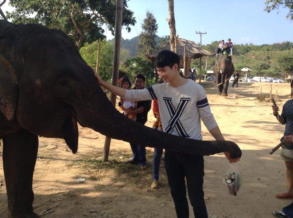 Ia_Ton's tweet photo. บ้างทีก็กินมากไปนะ #น้องช้าง #SdModelingByบ้านรำไทย #IaTon http://t.co/KxZt57JGi9