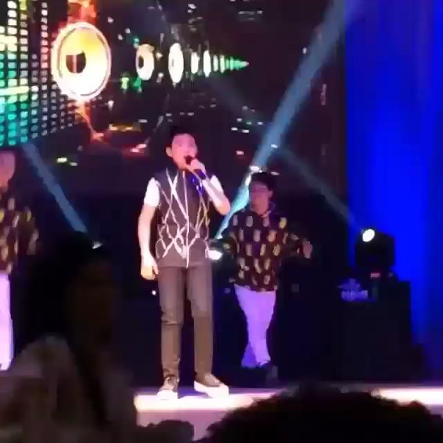 TheVoiceKidsPH's tweet photo. -Another one of Big D's killer and mob trigger dance moves. ๐๐๐ ctto. #DarrenEspanto #TTPC3 #WhatMakesYouBeautiful http://t.co/Dsz1LhFvqQ
