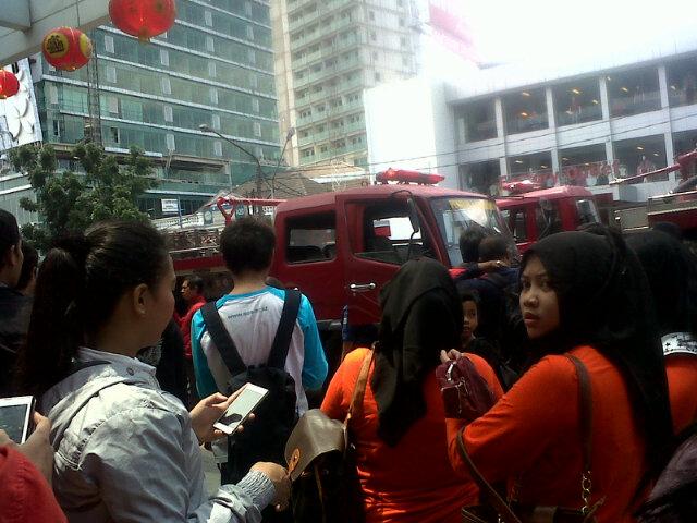 PRFMnews's tweet photo. 11.45 RT @titasrihartati1: depan bip banyak banget mobil pemadam, mau masuk jadi takut http://t.co/Xam6gImwVm