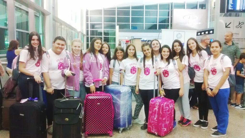 SofiBarrera00's tweet photo. En el aeropuerto con las chicas #Disney #Enjoy15 #gVioleta http://t.co/WqIeNh671z