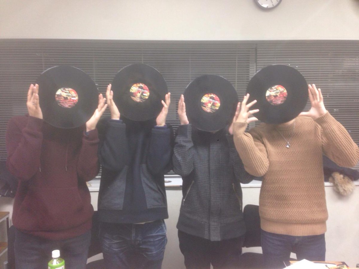 N_T_t_W's tweet photo. 「Howdy!! We are ACO Touches the Walls」アナログ盤サンプルが届きました!来週発売、メンバーもワクワクが止まりません。アナログ盤は数に限りがあるのでお早めにhttp://t.co/GEgOeSSXGa http://t.co/cEVaIbvsGm