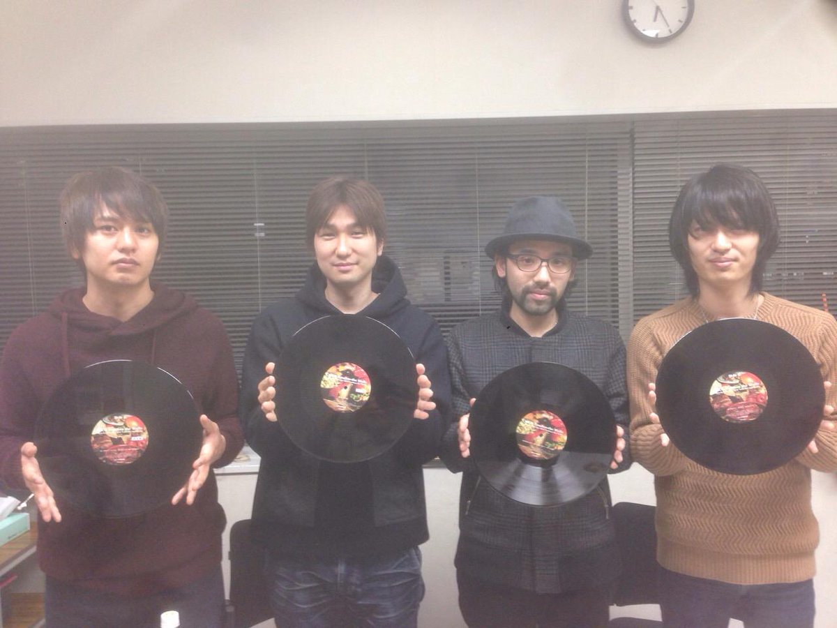 N_T_t_W's tweet photo. 「Howdy!! We are ACO Touches the Walls」アナログ盤サンプルが届きました!来週発売、メンバーもワクワクが止まりません。アナログ盤は数に限りがあるのでお早めにhttp://t.co/GEgOeSSXGa http://t.co/cEVaIbvsGm