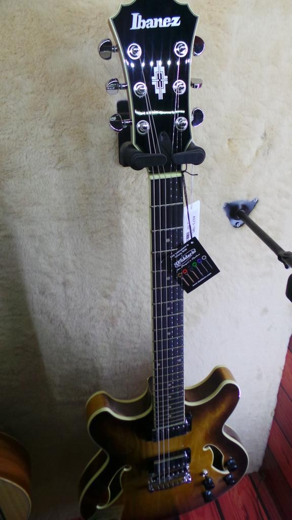 Ibanez AS 73 TBC readystock. Buat yg demen gtr semi hollow ni cc: <a href="/ewricked/">Erik Andrianto</a> <a href="/gitarisINA/">GitarisINA</a> @marcomm_bmi <a href="/IbanezIndonesia/">IbanezIndonesia</a>