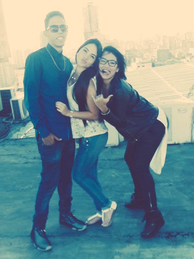 Stphy136's tweet photo. Feliz cumpleaños a Carlos.. @cproszpilman el que nos hace reír en la grabación @BarbaraVillapol  jajajaja loveU❤️ http://t.co/89s8jrSLFH