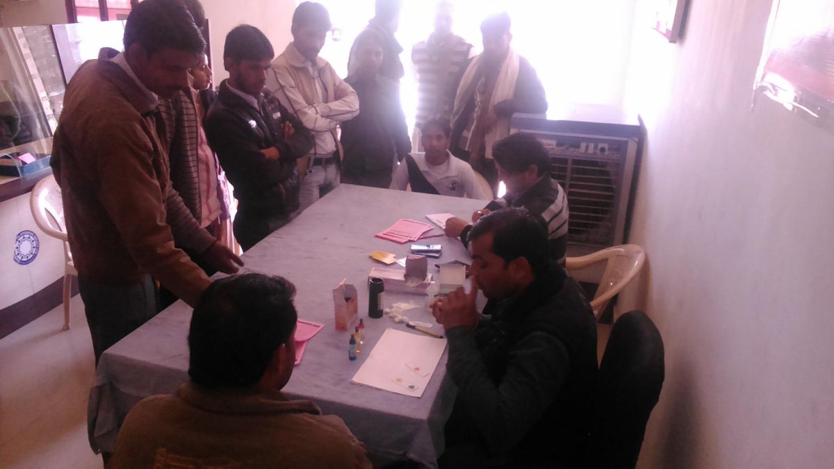 adarsh_credit's tweet photo. BLOOD GROUPING @ RAJGARH, ALWAR http://t.co/r0MGxdEQbh