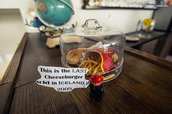 peretion's tweet image. "@LaVanguardia: Esta hamburguesa de @McDonalds lleva expuesta desde 2009 bit.ly/1BwBGb1 por Gloria Moreno http://t.co/XOtoU1zTqL"