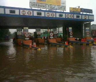 dwiisty's tweet photo. Wkwkwkwkkk "@AdeAyuSasmita: 100 hari pemerintahan Jokowi JK sudah berhasil membangun tol laut @jokowi_do2 http://t.co/3MKnghWYHm"