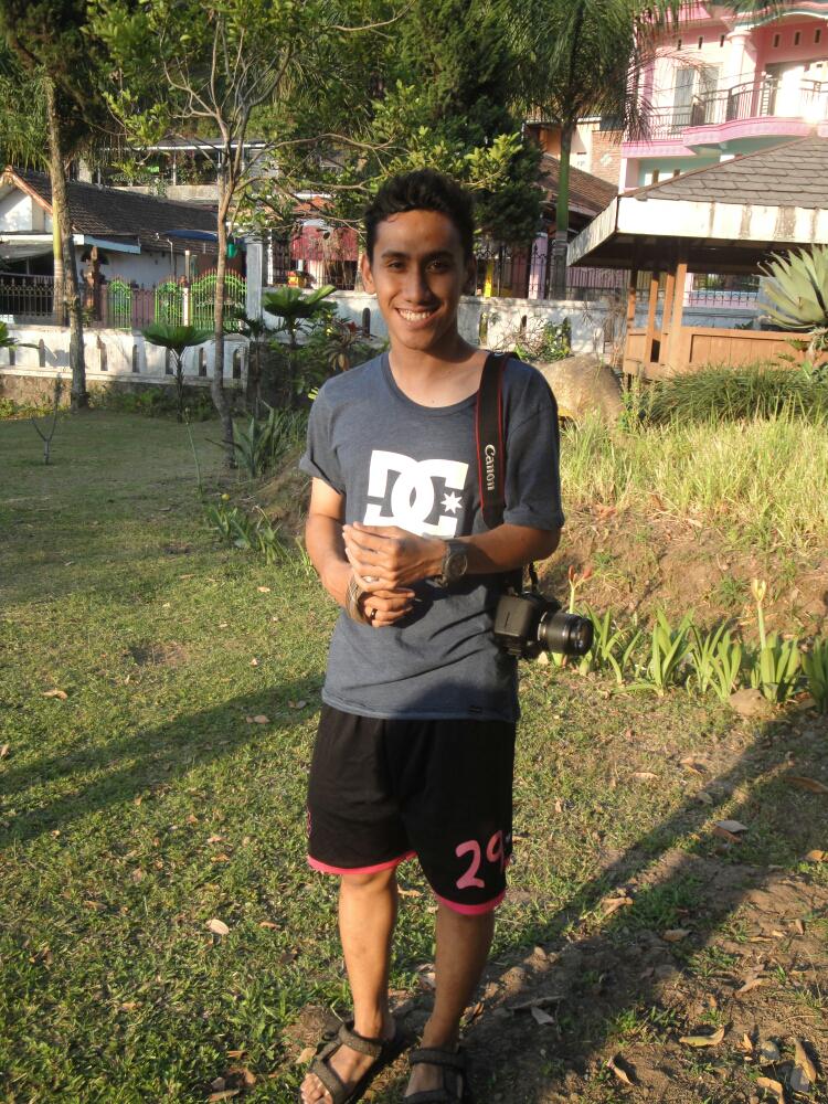Public_SBC's tweet photo. Ini dia pemuda tampan dan kece diantara para anggota SBC lainnya. Kenalin namanya "Mukti". Sangat bersahajah gaes 😏 http://t.co/KVitameK9X