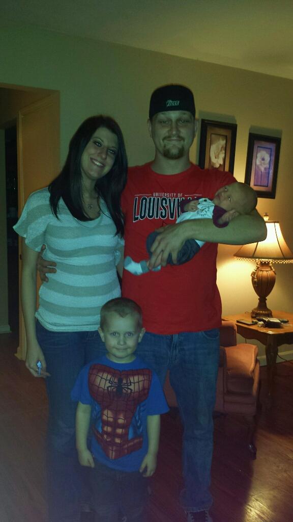 MrsKerr_1105's tweet photo. Our perfect little family http://t.co/WwP23DzDH5