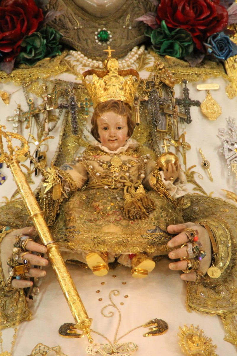 hdadmatrizrocio's tweet photo. Esta madrugada se ha cambiado de traje a la Stma. Virgen del Rocío para la Fiesta de la Luz-Candelaria 2015. http://t.co/TQCdgBQTDb