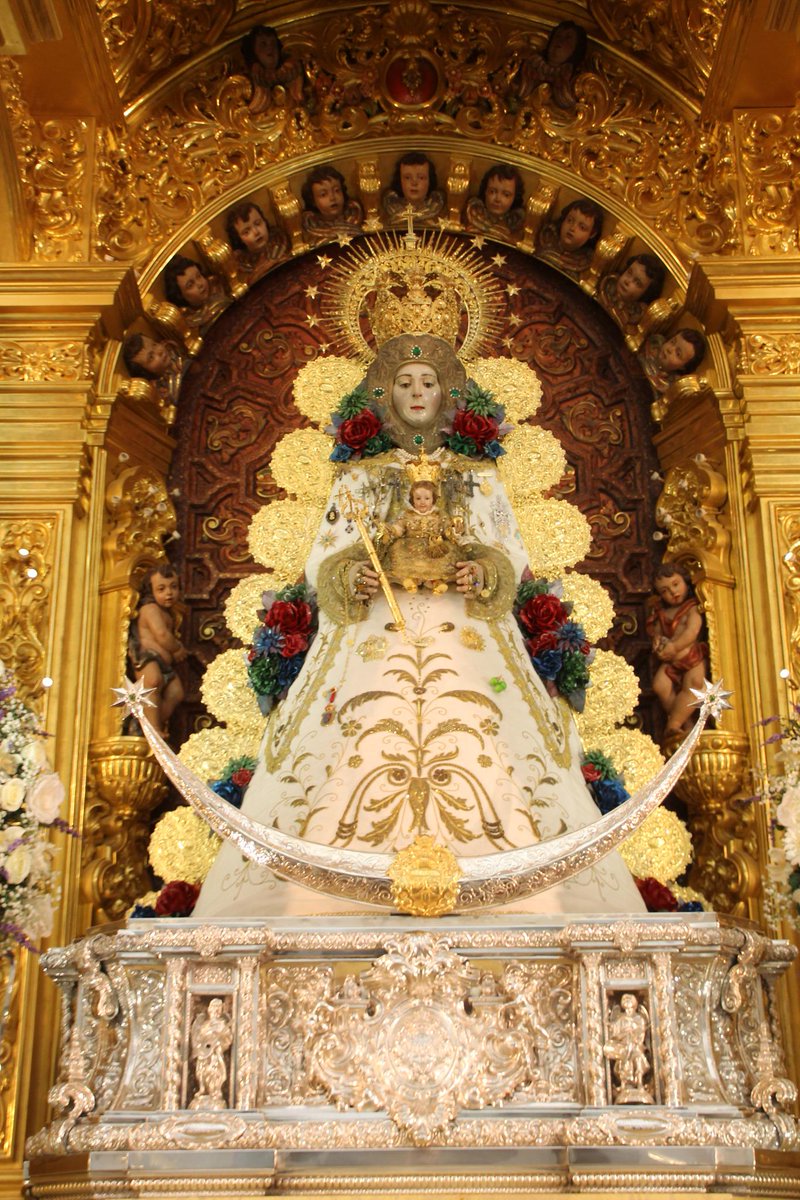 hdadmatrizrocio's tweet photo. Esta madrugada se ha cambiado de traje a la Stma. Virgen del Rocío para la Fiesta de la Luz-Candelaria 2015. http://t.co/TQCdgBQTDb
