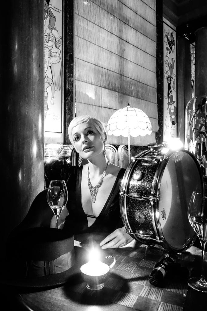NickShankland's tweet photo. Here's @KittyLaRoar with her #Gretsch #snare @ScarfesBar https://t.co/HP7H3jd34N
#vintage #roundbadge #threeply #jazz http://t.co/3tFzMEoHv9