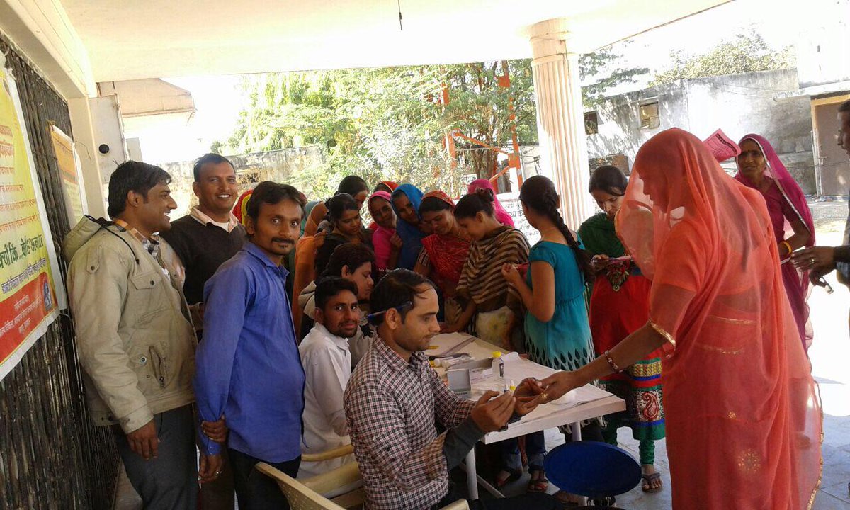 adarsh_credit's tweet photo. BLOOD GROUPING CAMP @ BHARJA, SIROHI http://t.co/YrA4dqGIcf
