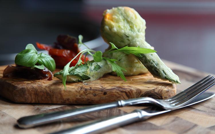 GoodeImages's tweet image. Delicate stuffed Courgette flower, a half decent veggie starter.