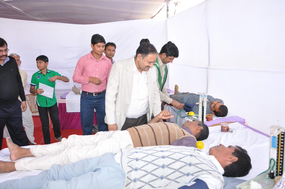 adarsh_credit's tweet photo. BLOOD DONATION AND BLOOD GROUPING CAMP @ BHINMAL, JALORE http://t.co/wDVj27aFTC