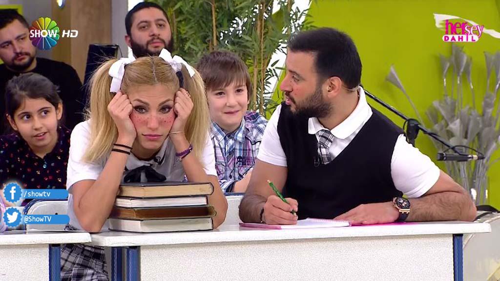 ShowTV's tweet photo. Çağla Şıkel ile Alişan'ın renkli sunumuyla #HerŞeyDahil şimdi Show TV'de! http://t.co/e6DKph5NI3 http://t.co/6x3WGrMCWt