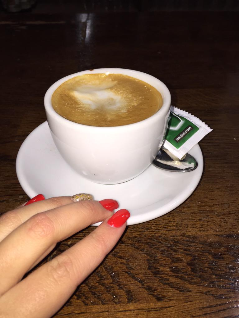 LydeLay's tweet photo. Empezando el día desde @bar_tolmay ✌️ #Buenosdias http://t.co/AZUe8TgolV