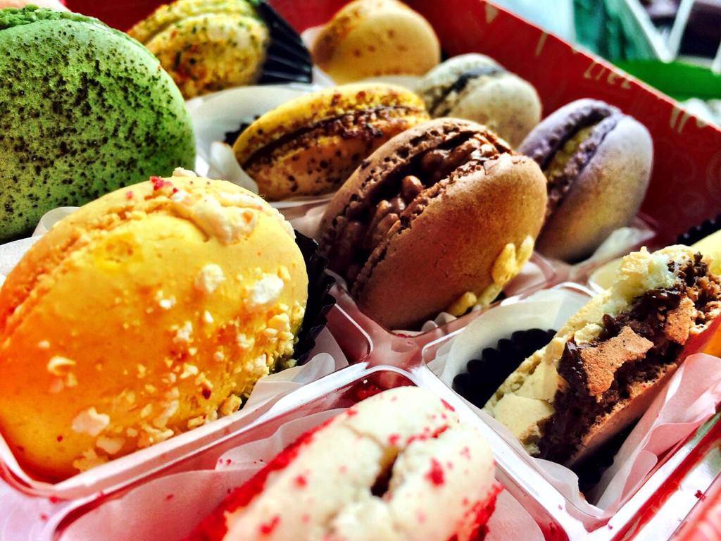 Kiriman macaron dari Liel Patissier udah nyampe ! Kalo enak gini gak sungkan2 ngiklaninnya -> i.instagram.com/lielpatissier/