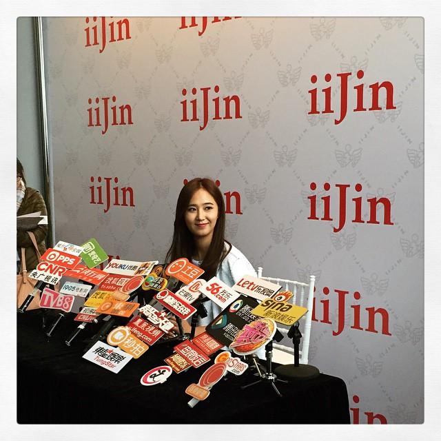 [PIC][27-01-2015]Yuri khởi hành đi Hồng Kông để tham dự sự kiện "iiJin F/W2015 Fashion Show"  vào tối nay B8bMV7hCIAEaFP1