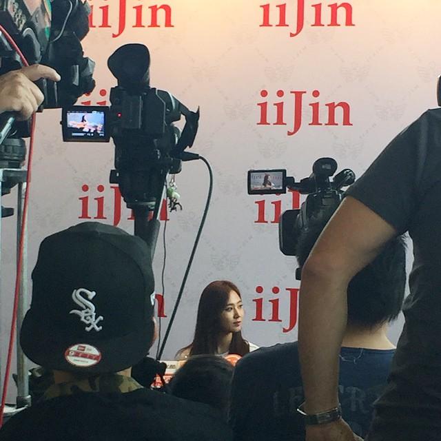 [PIC][27-01-2015]Yuri khởi hành đi Hồng Kông để tham dự sự kiện "iiJin F/W2015 Fashion Show"  vào tối nay B8bMrvJCQAArEbp