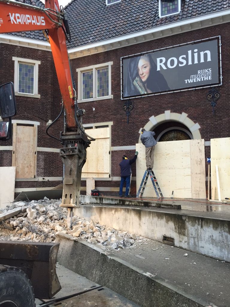kamphuissloop's tweet photo. Vandaag gestart met #sloop trap voorzijde @RijksmuseumT te #Enschede i.o.v. @WesselinkBouw . http://t.co/ZJmu8Lm8Cs