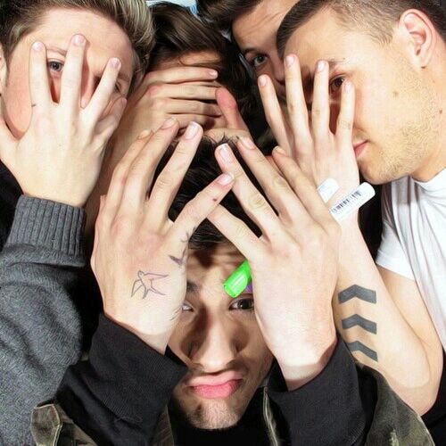 OnMyKneesFor1D's tweet photo. Yay finally another follow Party 😊 i follow back, Pinky Promise 😁✌ #MultifandomMegaFollowParty http://t.co/iFSzNYbZLF
