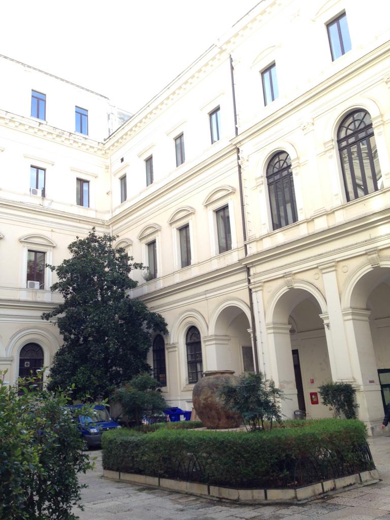 Expostories's tweet photo. Tantissimi studenti #expottimisti pronti per la tappa di oggi di #Expoinviaggio a @unibait @Expo2015Milano #Expo2015 http://t.co/q2sgYE2be8