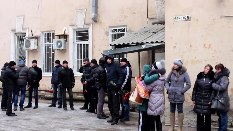 "С вещами отсюда у вас выехать не получится. Пора уже и родину защищать", - главарь боевиков из Красного Луча запретил выезд "здоровых" беженцев - Цензор.НЕТ 9135
