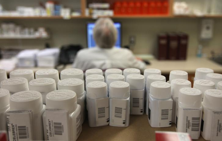 Linkiesta's tweet photo. La chiusura corporativa delle farmacie ci costa un bel po'. Proprio un bel po': http://t.co/PgAxe7x8EW  http://t.co/jZIqQL4RYU