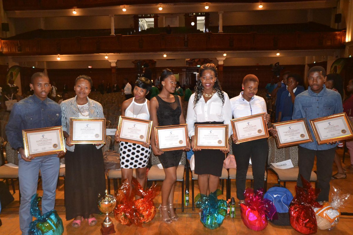 Ikusaselihle's tweet photo. Some of the distinguished students who went from Average to Distinctions in 2013..with d assistance of @ntokozoycld http://t.co/OIJ1Z78dOp