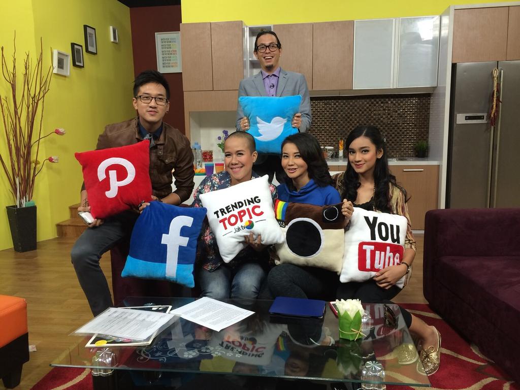 gen987fm's tweet photo. Pantengin @JaktvCom sekarang! Karena sebentar lagi @___TJ bakal nongol di @trendingJakTV LIVE Sobat Gen! #BotakinTJ http://t.co/5KLZcAB4kD