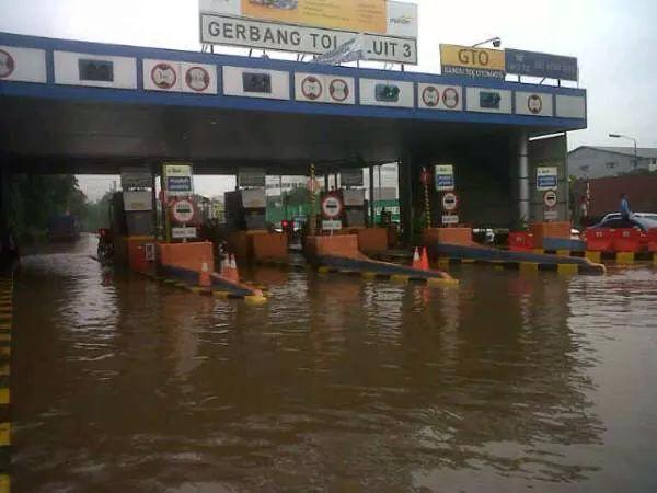 frans_surya's tweet photo. Terima kasih pak @jokowi_do2 atas Tol Laut nya | @PartaiSocmed @kurawa @addiems @fadjroeL @evndari http://t.co/rgdJ51mepS