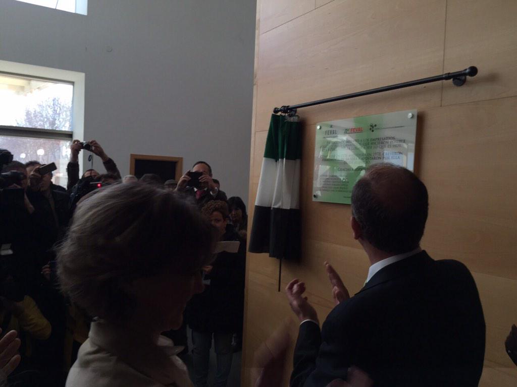 FEVAL_'s tweet photo. Ministra de Agricultura  y Presidente Monago descubren la placa en honor a los fundadores de #Feval #Agroexpo2015 http://t.co/nWbkVdPWoN