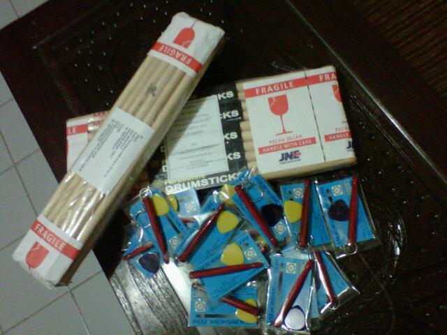 stickcustom's tweet photo. Dikirim hari ini thank kepercayaannya kekita,. Info pemesanan 2703cc99  thank @tips_drum @DrumBagus @PARADDIDLEstick http://t.co/E6VXayrg9U