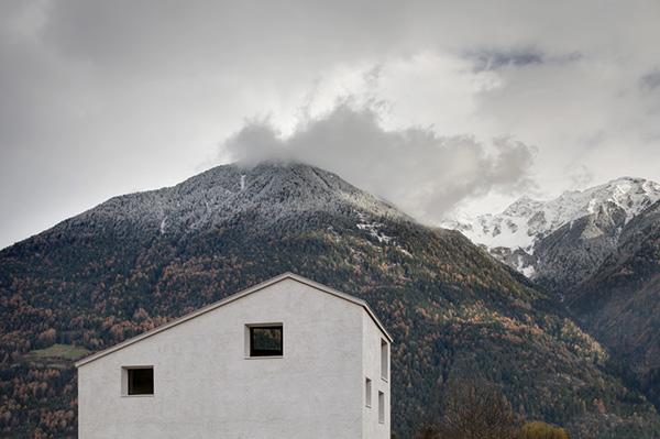 Behance's tweet photo. Modern on the mountain: http://t.co/eu6newpHZs http://t.co/NyijO4PBHD