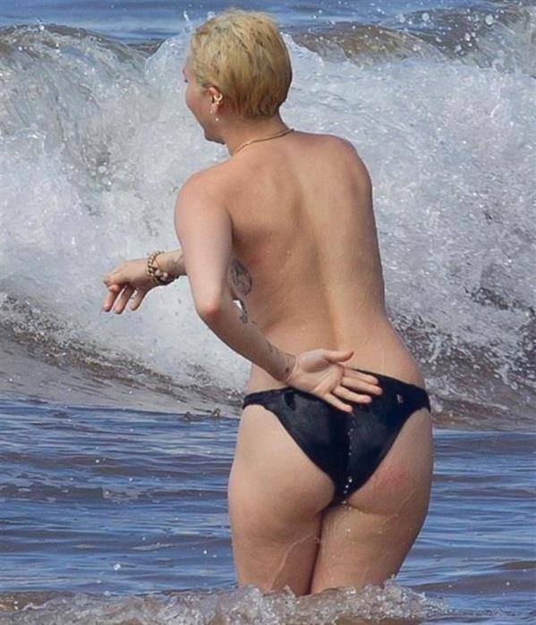 herodexituf's tweet image. #gossip Miley Cyrus Nude Pictures In Hawaii (Photo Album) ==&amp;gt; bit.ly/1LhB8eO