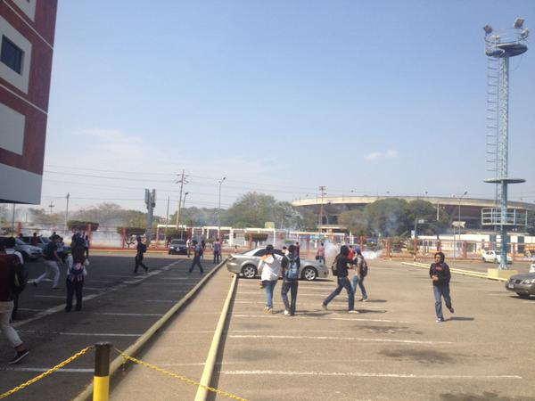 #28E ESTUDIANTES URBE EN LA LUCHA POR #LIBERTAD SON REPRIMIDOS POR LA GNaziB,pueblo apoyalos!!! #estallidosocial2015