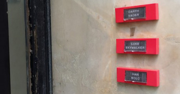 PavillonR's tweet photo. Ce street-artiste place des sonnettes de personnes célèbres sur des portes d’entrées @piweeFR http://t.co/uD0Ijo5aRh http://t.co/W8JKB1vX32