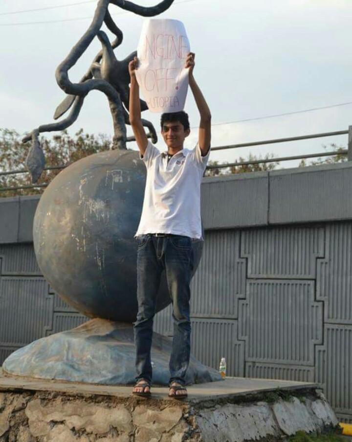 Our volunteer <a href="/MohitJo98354008/">Mohit Joshi</a> helping out at the Petrol Pe signal! :)