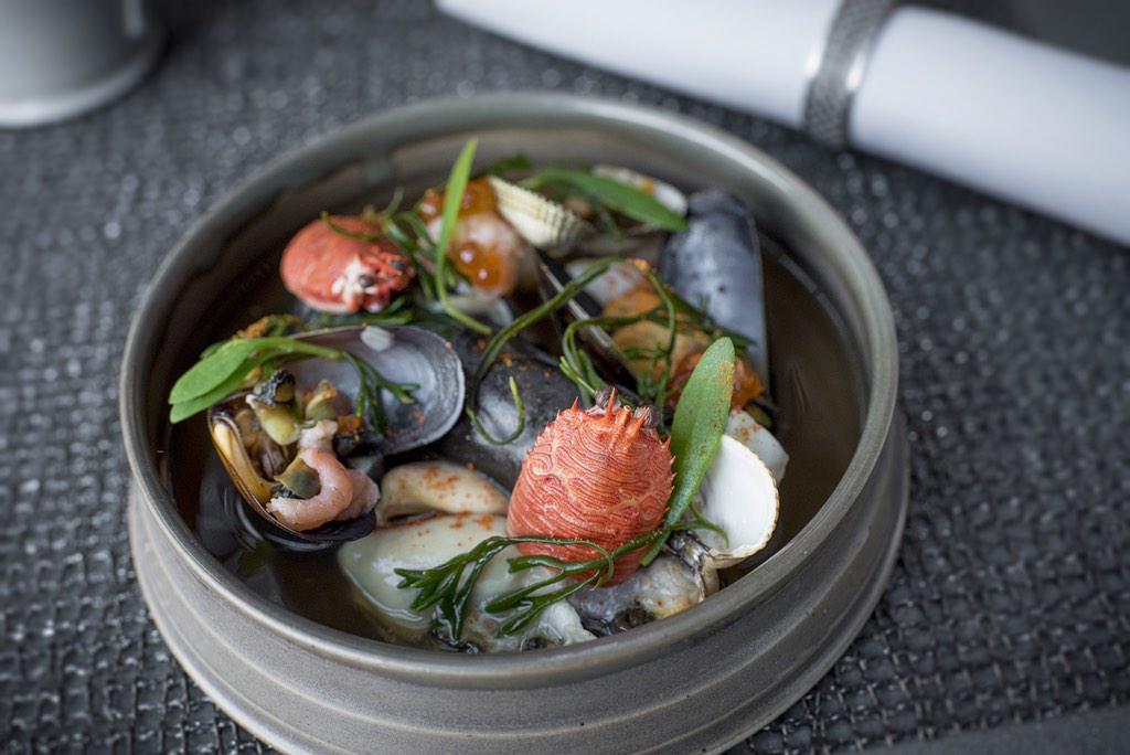 TheKitchin's tweet photo. Rockpool of local shellfish and sea vegetables served with a shellfish consommé http://t.co/X2KUkLNZjU http://t.co/fPmkEpcaZ4
