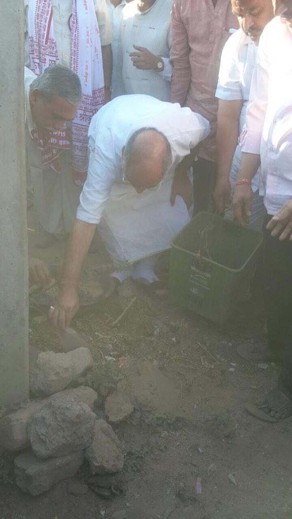 PPBhaishri's tweet photo. Safai Abhiyan in Bhuj tday.Min Mr.T.Chheda n MLA Dr.Nimaben Acharya joined. Adressed d gathering.@anandibenpatel http://t.co/M4cUsl3xCc