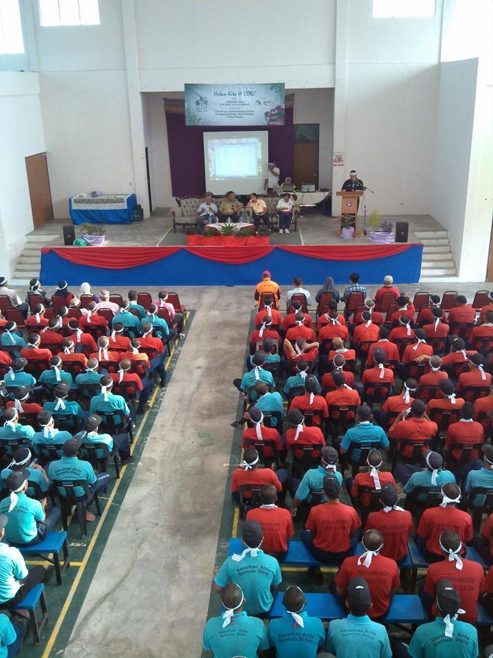CH_YAP56's tweet photo. Menghadiri majlis perasmian program Hutan Kita di CCRC KG SELAMAT http://t.co/r9gX6AiVJv