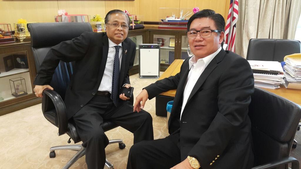 Huan2U's tweet photo. DS @IsmailSabri60 berjumpa dgn saya walaupun tiada sebarang temu janji yg diatur. Satu ketika kami sama2 MP. http://t.co/MKc5INCsYp