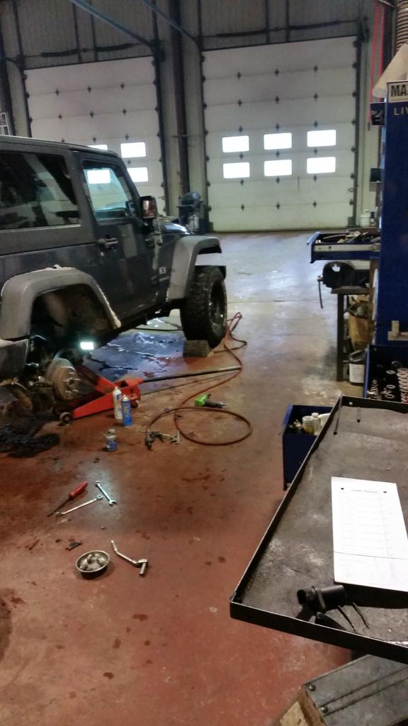 darrellgrhm's tweet photo. Sometimes slow days at work are good. #jeepmafia #jeeplife  #breakproblems http://t.co/qKyffVqLg5