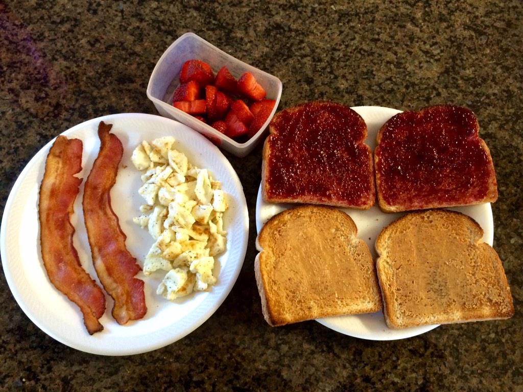 MadisonGrayeFit's tweet photo. Lol carb game on point. Time for back ✈️👍 #HashtagBacon http://t.co/DVClVVPnYi