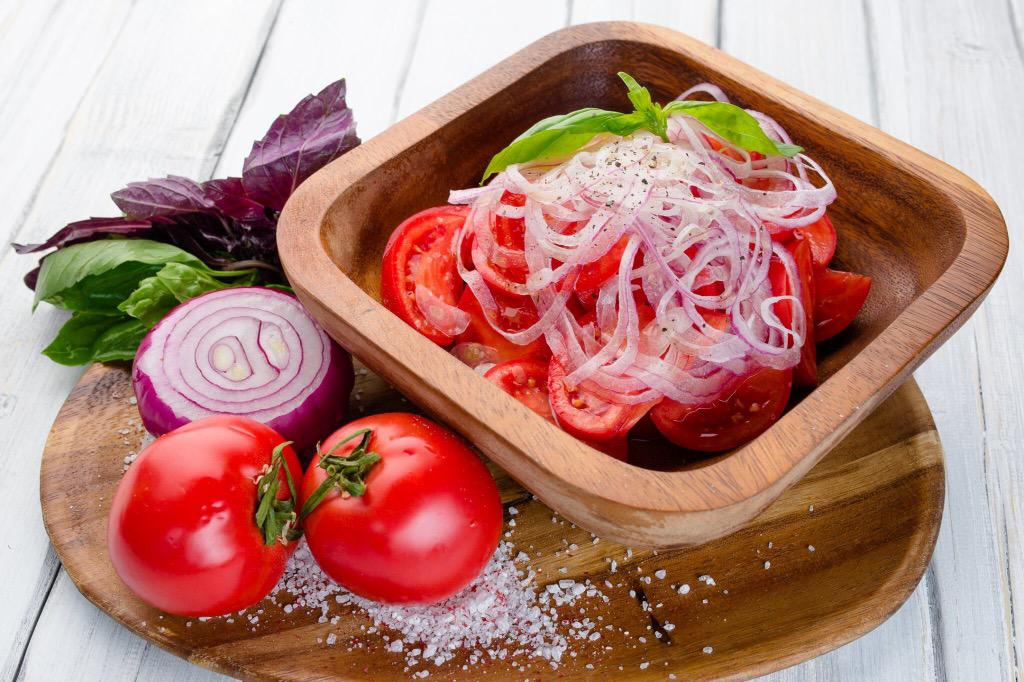 FishPointRest's tweet image. В зимнюю пору мы рады предложить Вам салат из бакинских томатов с крымским луком для поддержания витаминного заряда!