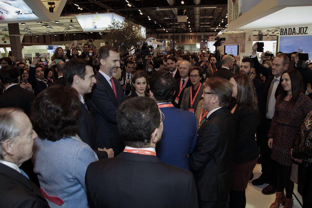 extremadura_tur's tweet photo. Los #Reyes #ExtremelyGood en #ExtremaduraFitur15, recibieron libro ornitología, agenda eventos y material xa infantas http://t.co/kMtsRHMpWP