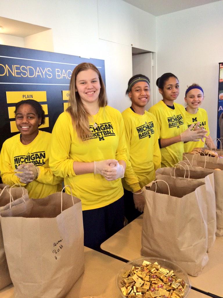 umichwbball's tweet image. Stop by @michiganalumni and get a bagel from one of us! #goblue #WelcomeWednesday