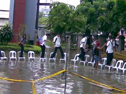 DitoSaAB's tweet photo. #ustfreshietips tuwing baha sa ust http://t.co/NyyqQ55R2J