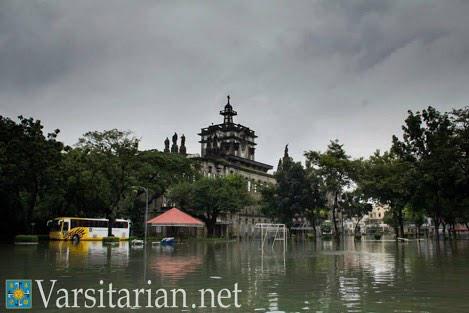 DitoSaAB's tweet photo. #ustfreshietips tuwing baha sa ust http://t.co/NyyqQ55R2J